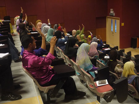 The participants enjoy listen to the lecture given by Ustaz Elyas